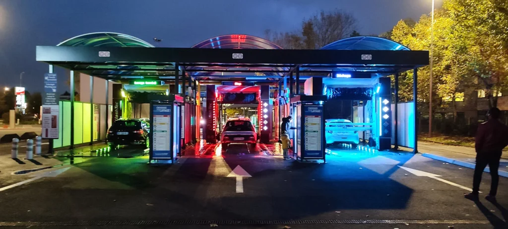 Station de lavage auto moderne en 2025 avec borne de paiement sans contact et système de recyclage de l'eau.
